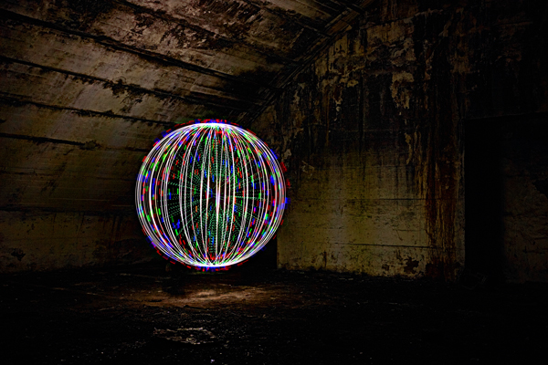 Lightpainting in altem russischen Flugzeugbunker Kunst