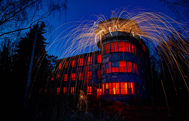 alter Tower Polenz rotes Licht Funken Stahlwolle Langzeitbelichtung