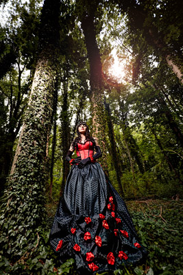 Fotshooting im Wald Model mit tollem Kleid Perspektive