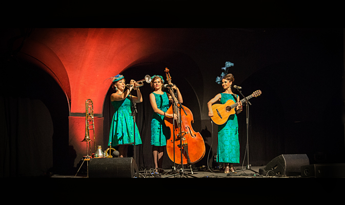 die Band Zucchini Sistaz auf der Bühne im alten Stadtbad Leipzig