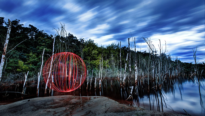 Orb Lichtkugel am See alte Bäume